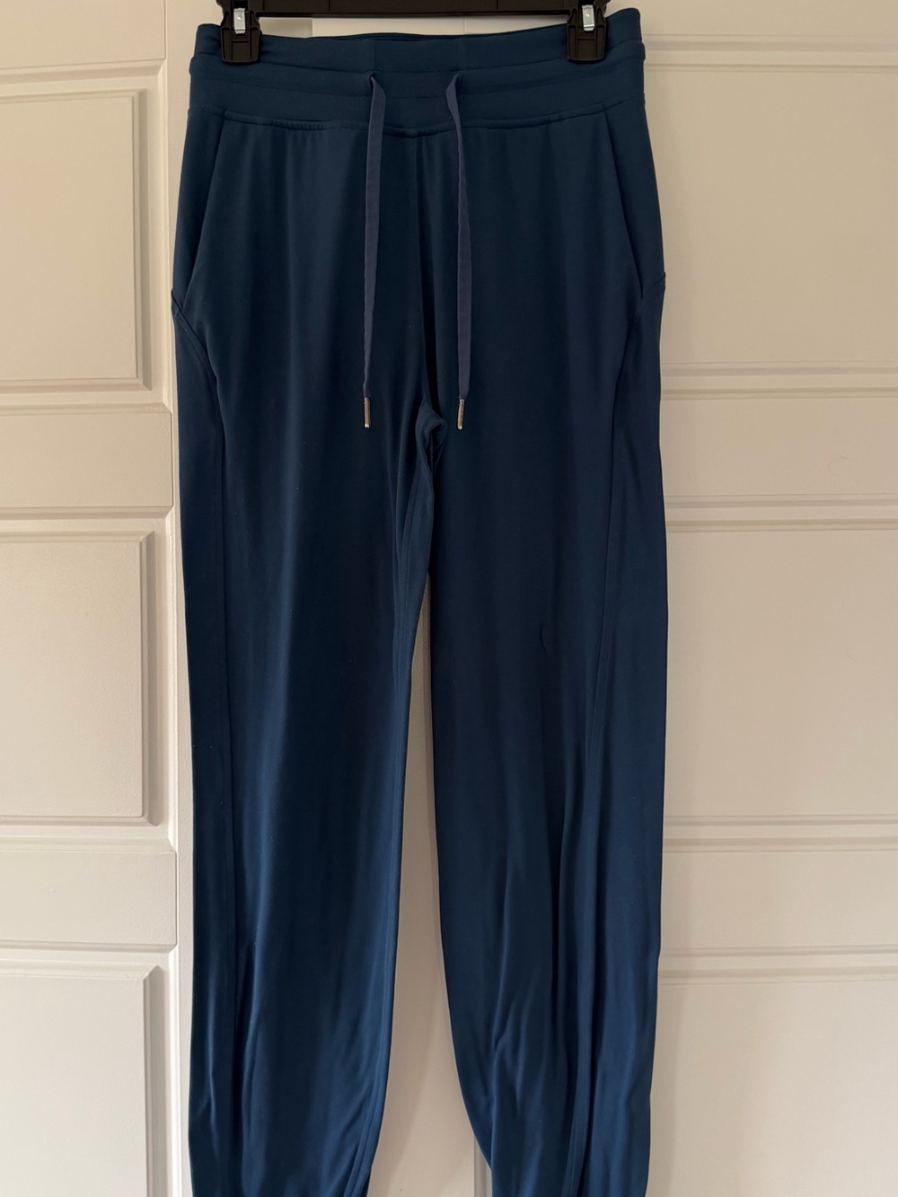Lululemon women's navy lightweight joggers